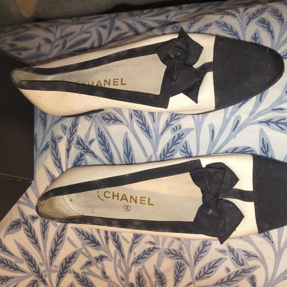 CHANEL Women's Black and Cream Bow Flats